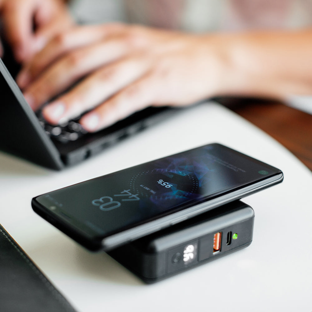 adonit-travelcube-powerbank-6700-mah-mit-qi-wireless-charger-und-reiseadaptern image 7
